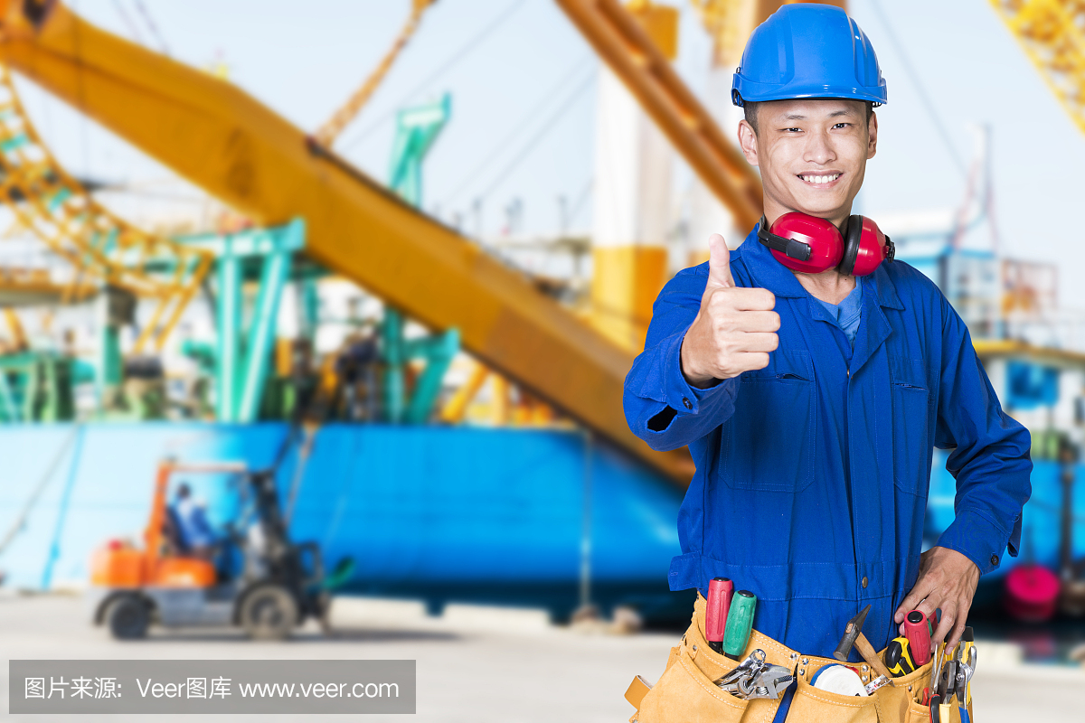 建筑工人在起重機的背景下檢查現場